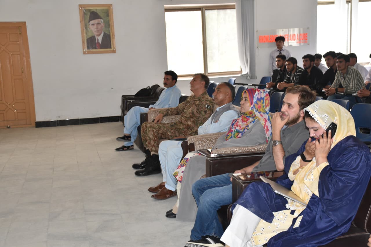 Rah-e-Noor volunteers collaborating together